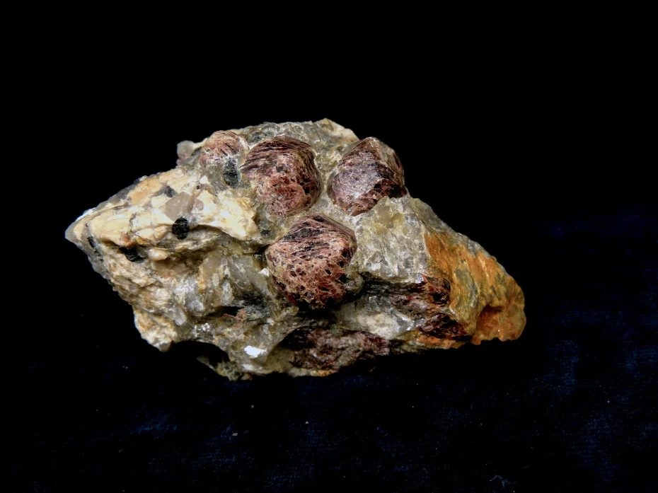 Fotografie minerálu Almandin z lokality Přibyslavice, Czech Republic