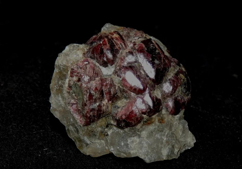 Fotografie minerálu Almandin z lokality Přibyslavice, Czech Republic