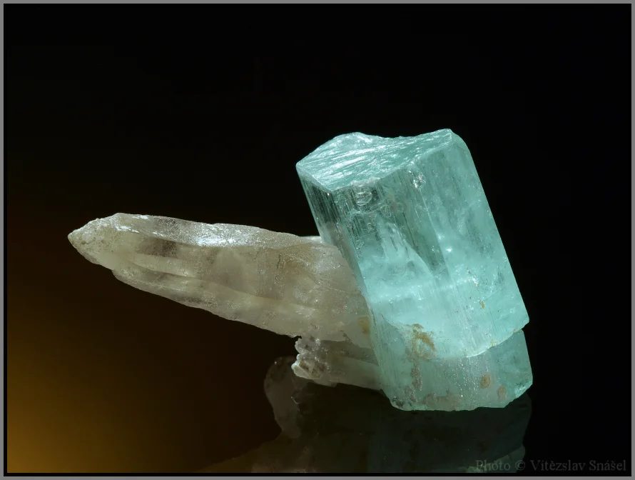 Fotografie minerálů Beryl (var. akvamarín), Křemen z lokality Gilgit-Baltistan, Pakistan
