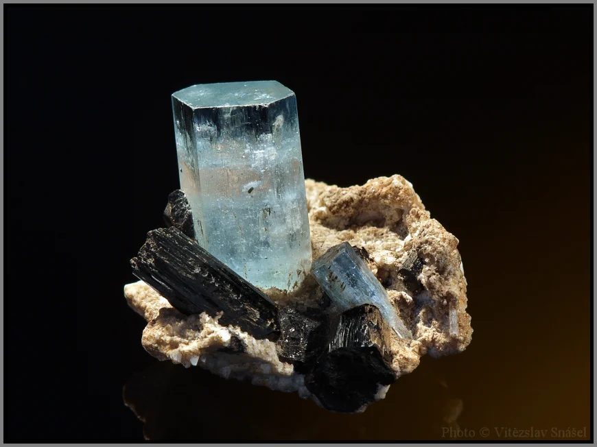 Fotografie minerálů Beryl (var. akvamarín), Skoryl z lokality Erongo, Namibia
