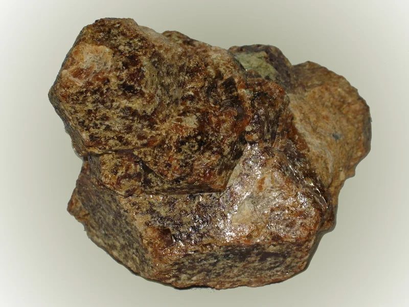 Fotografie minerálu Grossulár (var. hessonit) z lokality Vápenná, Czech Republic