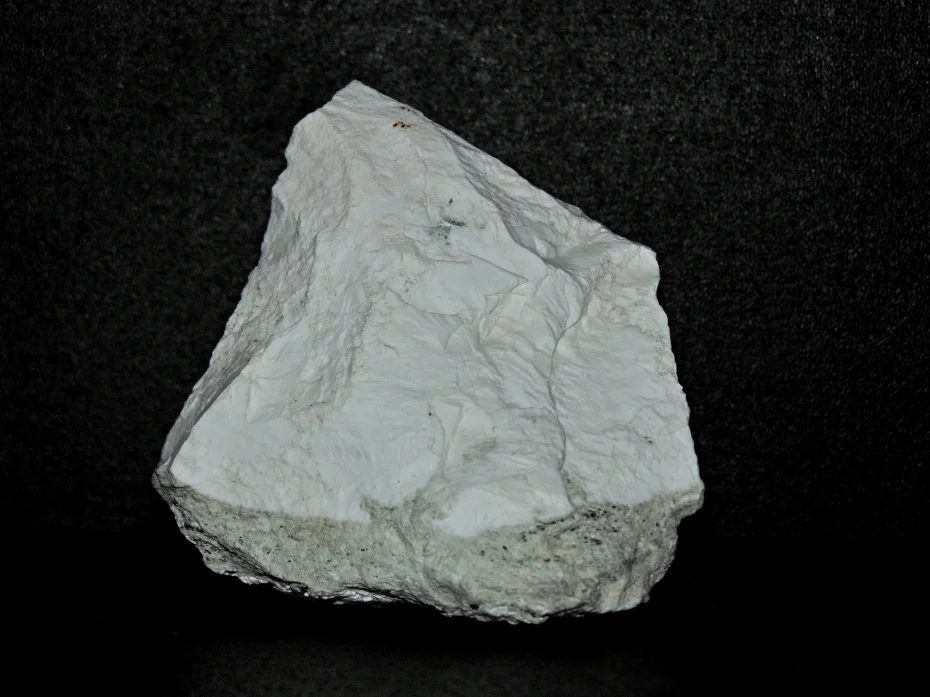 Fotografie minerálu Magnezit z lokality Bernartice, Czech Republic