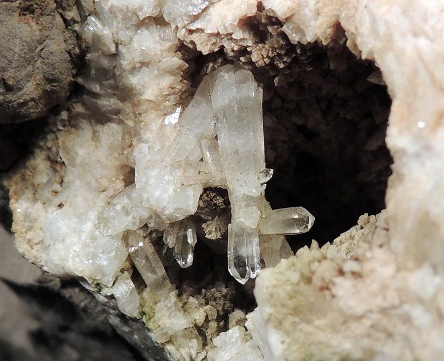Fotografie minerálů Dolomit, Křemen z lokality Čavoj, Slovakia