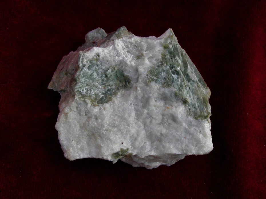 Fotografie minerálu Tremolit z lokality Bohdaneč, Czech Republic