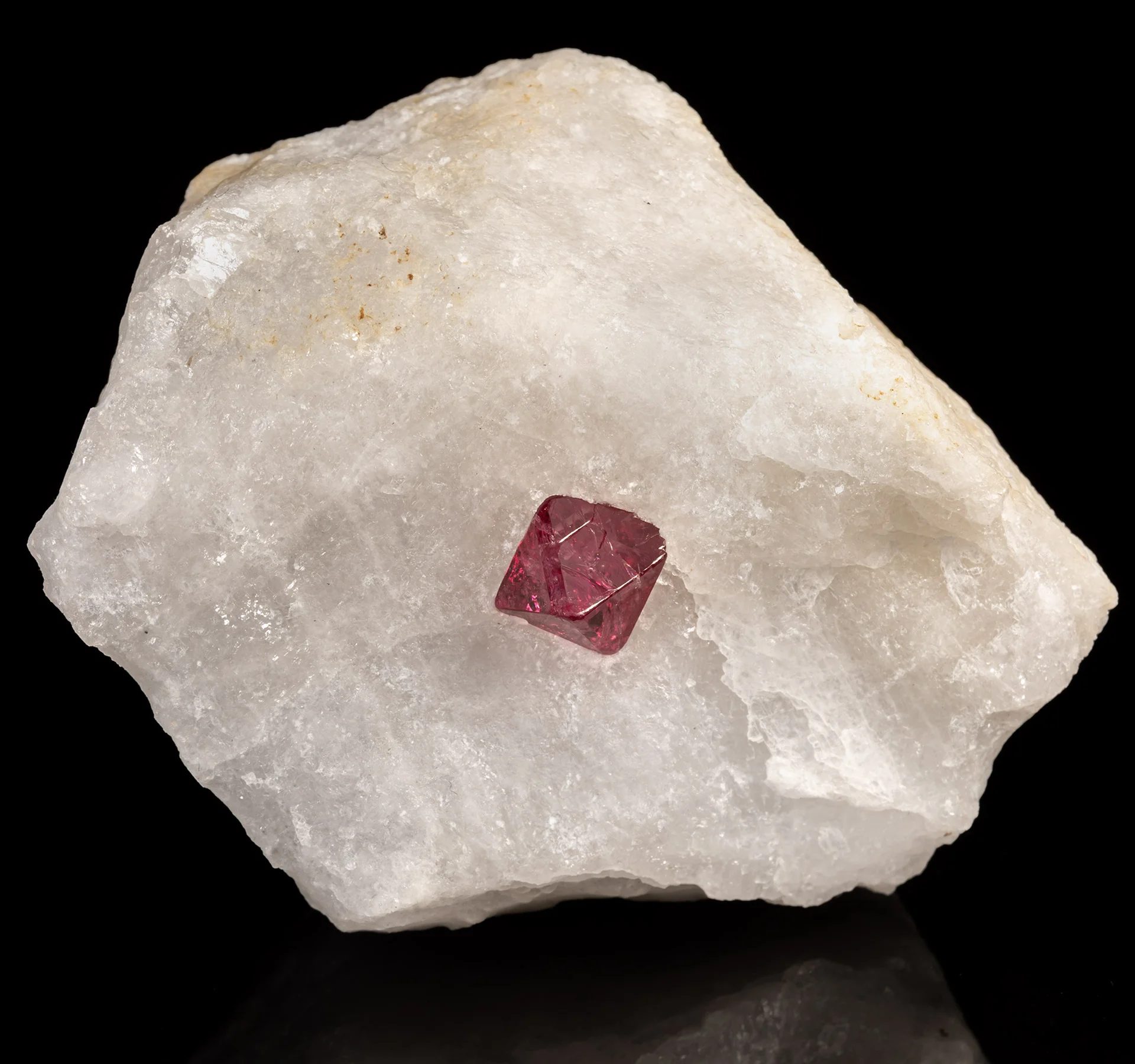 Fotografie minerálu Spinel z lokality Mogok, Myanmar