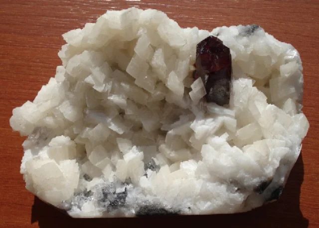 Fotografie minerálu Cinnabarit z lokality Tongren, China