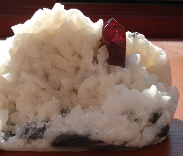 Fotografie minerálu Cinnabarit z lokality Tongren, China