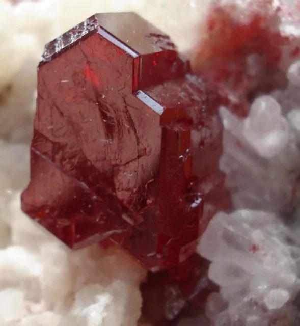 Fotografie minerálu Cinnabarit z lokality Tongren, China