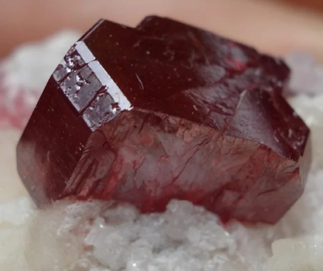 Fotografie minerálu Cinnabarit z lokality Tongren, China