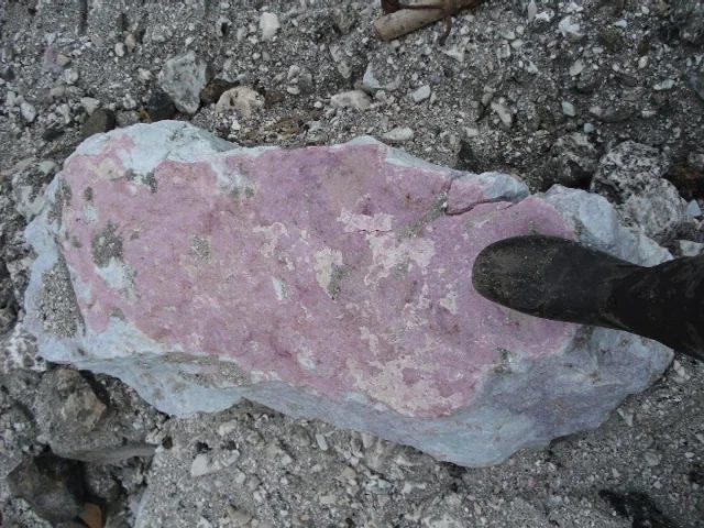 Fotografie minerálu Elbait (var. rubelit) z lokality Malkhan, Russia