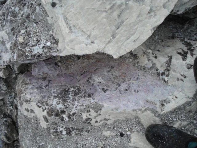 Fotografie minerálu Elbait (var. rubelit) z lokality Malkhan, Russia