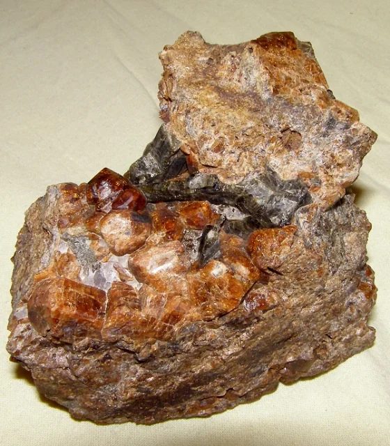 Fotografie minerálů Grossulár (var. hessonit), Vesuvián z lokality Žulová, Czech Republic