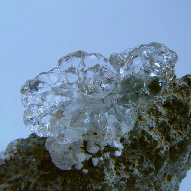 Fotografie minerálu Opál (var. hyalit) z lokality Valeč, Czech Republic