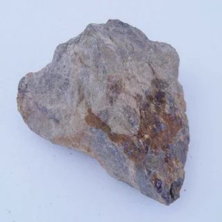 Fotografie minerálu Pyrofanit z lokality Chvaletice, Czech Republic