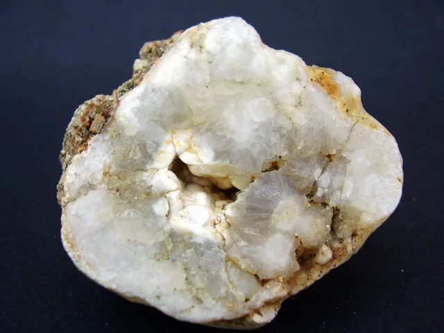 Fotografie minerálu Křemen (var. chalcedon) z lokality Brno, Černovice, Czech Republic