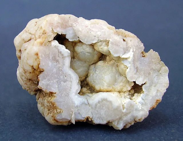 Fotografie minerálu Křemen (var. chalcedon) z lokality Brno, Černovice, Czech Republic