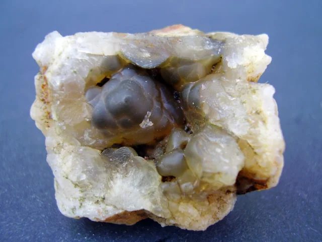 Fotografie minerálu Křemen (var. chalcedon) z lokality Brno, Černovice, Czech Republic