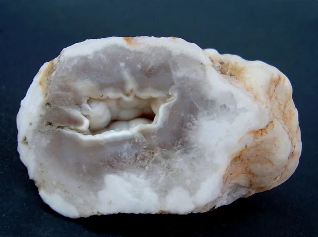 Fotografie minerálu Křemen (var. chalcedon) z lokality Brno, Černovice, Czech Republic