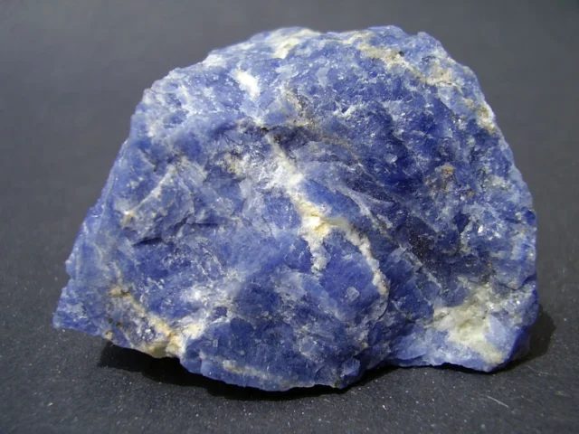 Fotografie minerálu Sodalit z lokality Kola, Russia