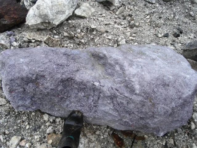 Fotografie minerálu Trilithionit z lokality Malkhan, Russia