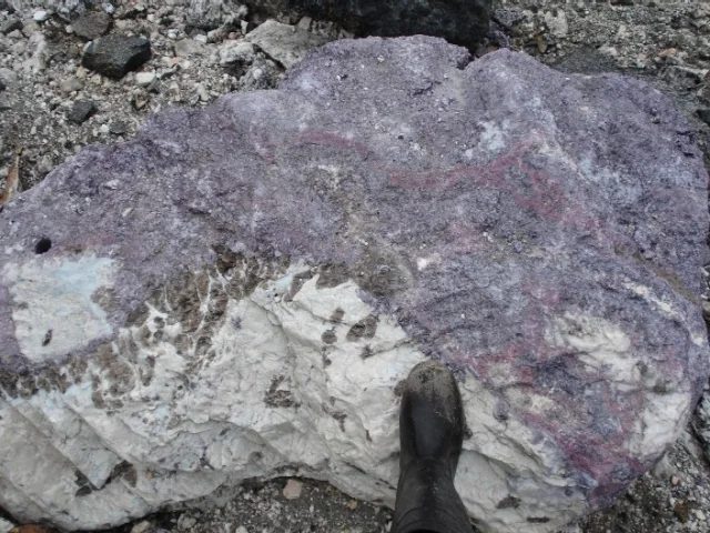 Fotografie minerálu Trilithionit z lokality Malkhan, Russia
