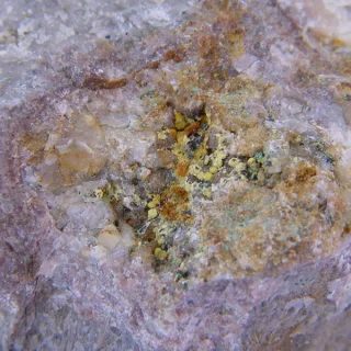 Fotografie minerálu Uranofán-beta z lokality Zálesí u Javorníka, Czech Republic