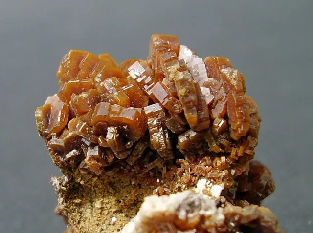 Fotografie minerálu Vanadinit z lokality Mibladen, Morocco