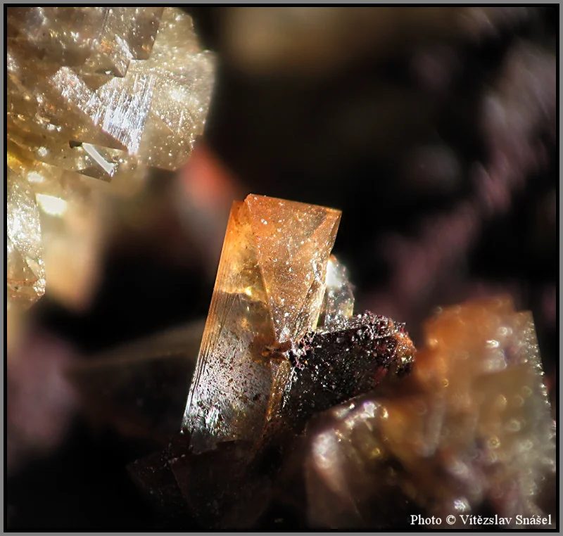 Fotografie minerálu Adamin z lokality Ojuela Mine, Mexico