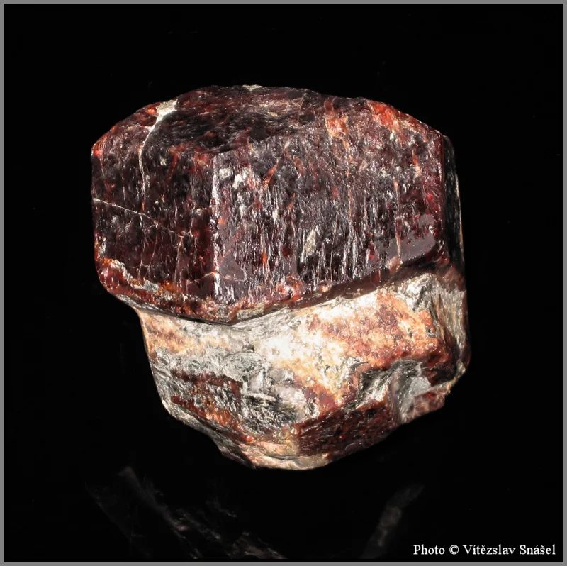 Fotografie minerálu Almandin z lokality Zillertall, Austria