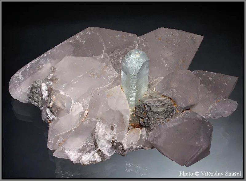 Fotografie minerálů Beryl (var. akvamarín), Křemen z lokality Gilgit-Baltistan, Pakistan