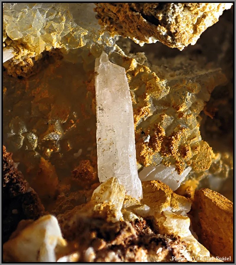 Fotografie minerálu Ceruzit z lokality Stříbro, Czech Republic
