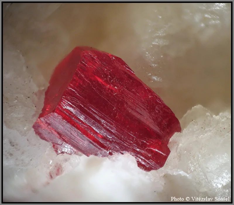 Fotografie minerálu Cinnabarit z lokality Tongren, China