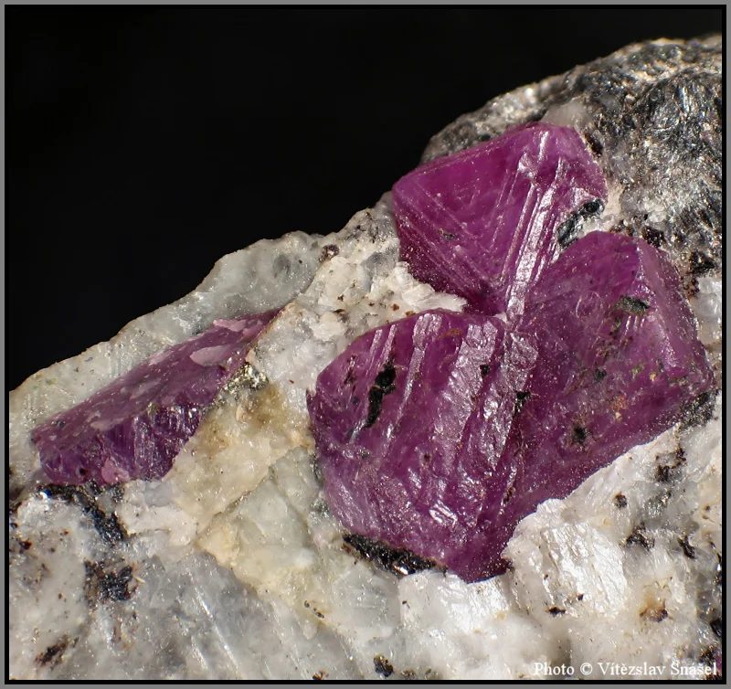 Fotografie minerálu Korund (var. rubín) z lokality Mysore, India