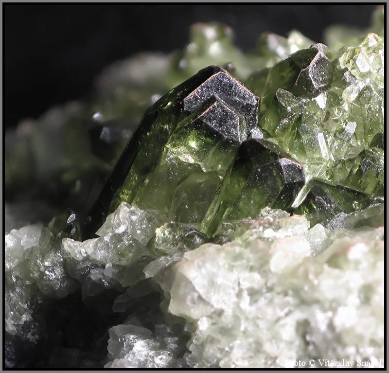 Fotografie minerálu Diopsid z lokality Tormiq Valley, Haramosh Mts., Skardu District, Gilgit-Baltistan, Pakistan