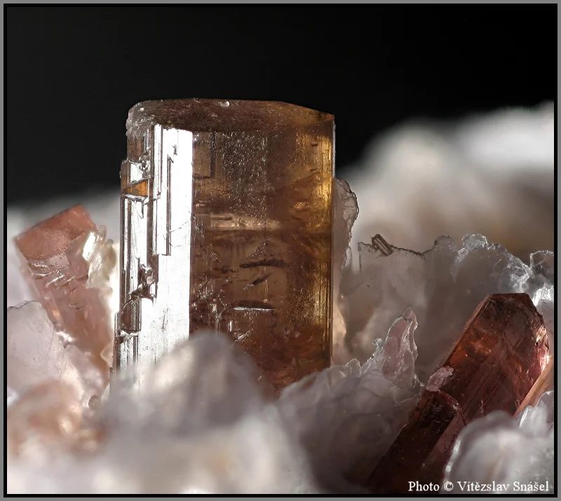 Fotografie minerálu Elbait (var. rubelit) z lokality Malkhan, Russia
