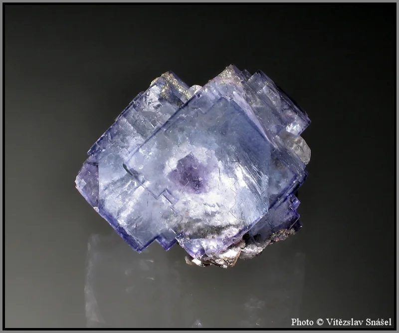 Fotografie minerálu Fluorit z lokality Shangbao Pyrite mine, China