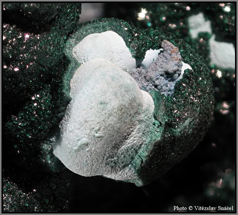 Fotografie minerálů Chryzokol, Malachit z lokality Lukuni mine, Republic of the Congo