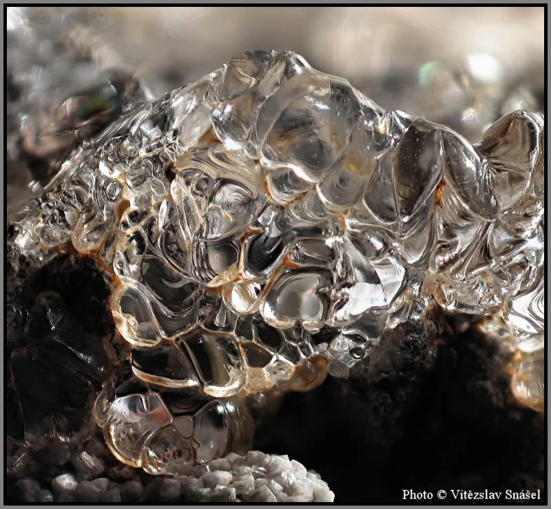 Fotografie minerálu Opál (var. hyalit) z lokality Valeč, Czech Republic