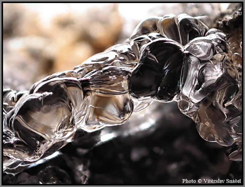 Fotografie minerálu Opál (var. hyalit) z lokality Valeč, Czech Republic