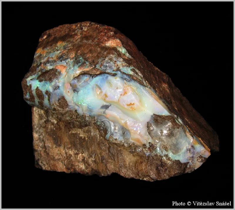 Fotografie minerálu Opál (var. drahý) z lokality Quilpie, Queensland, Australia