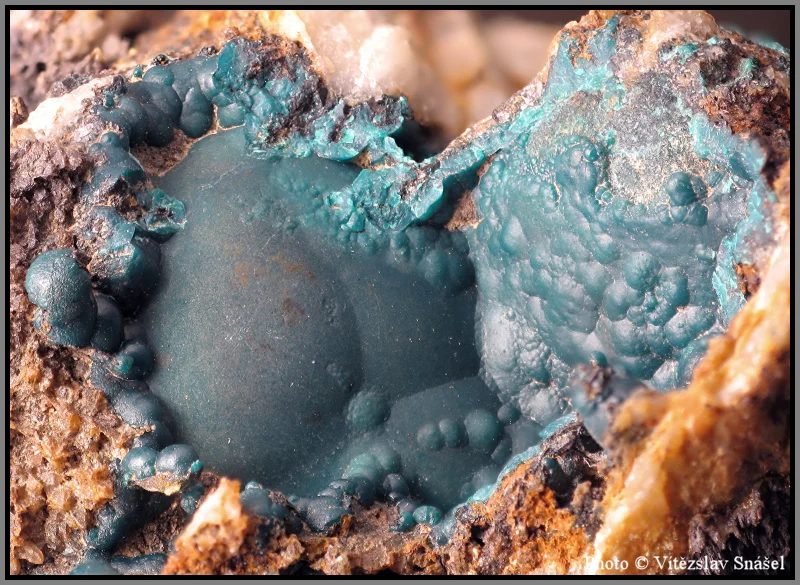 Fotografie minerálu Pseudomalachit z lokality Lubietová, Slovakia