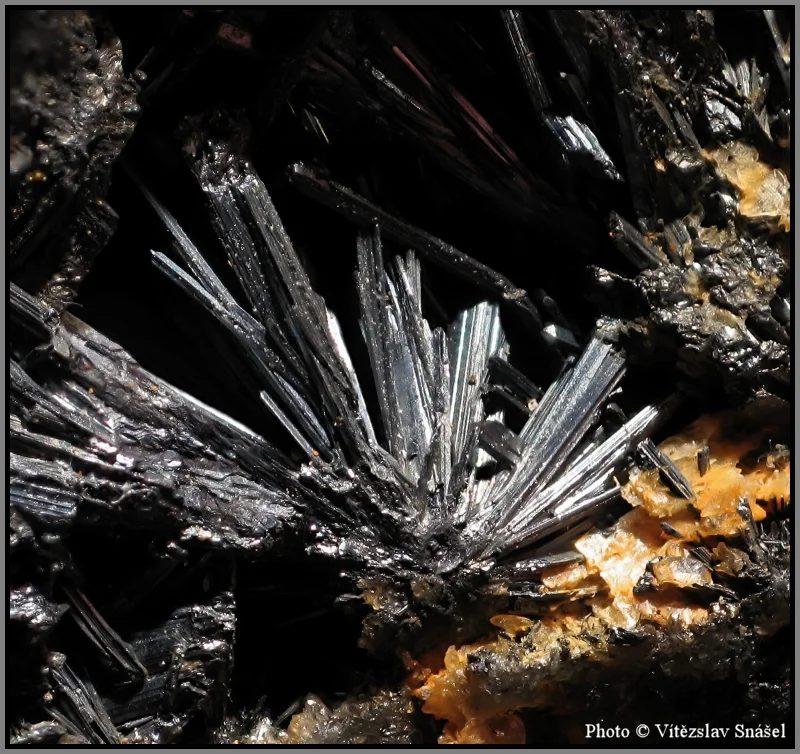 Fotografie minerálu Antimonit z lokality Cavnic, Romania