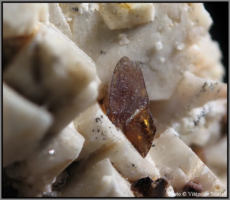 Fotografie minerálu Titanit z lokality Imilchil, Morocco