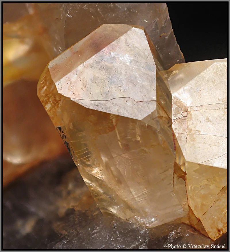 Fotografie minerálu Topaz z lokality Klein Spitzkopje, Namibia