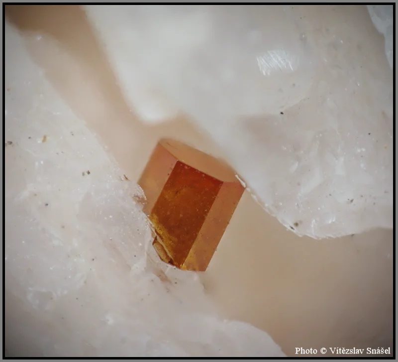 Fotografie minerálu Vanadinit z lokality Mibladen, Morocco
