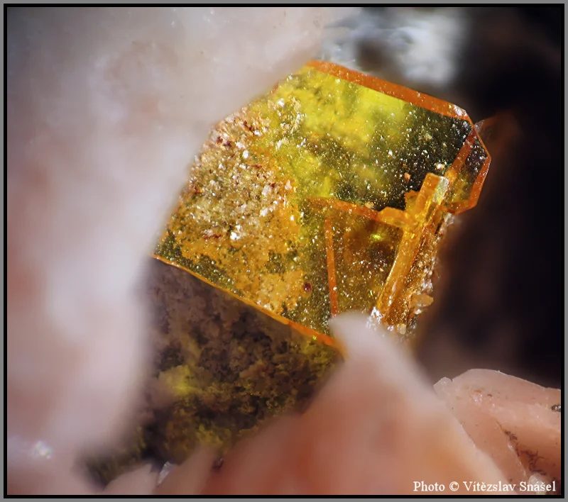 Fotografie minerálu Wulfenit z lokality Mibladen, Morocco