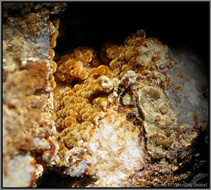 Fotografie minerálu Kakoxen z lokality La Lande quarry, Brittany, France