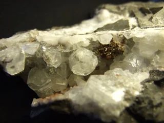 Fotografie minerálů Kalcit, Pyrit z lokality Zbýšov, důl Jindřich II, Czech Republic