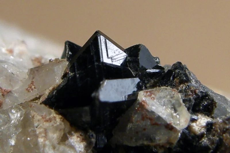 Fotografie minerálu Kassiterit z lokality Cínovec, Czech Republic