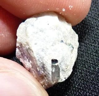Fotografie minerálu Elbait z lokality Dobrá Voda, Czech Republic
